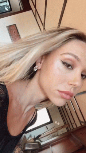 alexis_ren_a0b94d08834164f751769e2596736729f2435c3b.gif