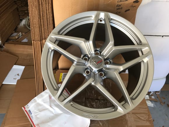 Gm 2019 ZR1 shown with gm cap
Immediate shipping 
Thanks 
Bob
House of Wheels 
561-445-7606