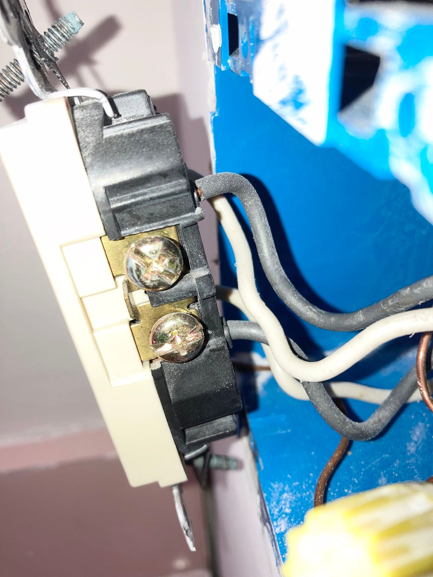 Wiring switch in same 2 gang box as recepticle - DoItYourself.com ...