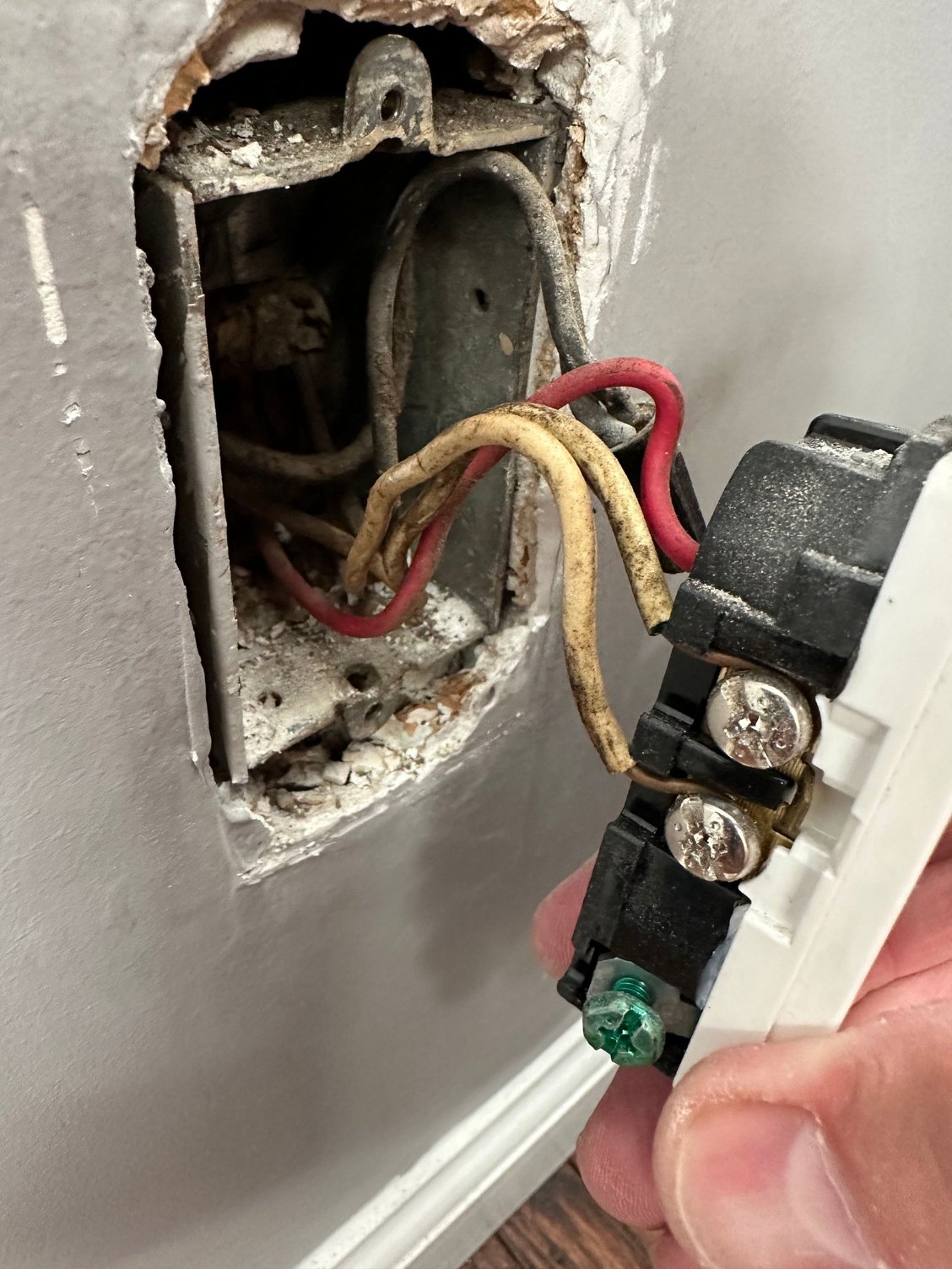 Disabling a switch to outlet, but keep the outlet live DoItYourself