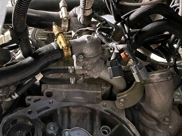 ^ Turbo and coolant hoses going into the engine.