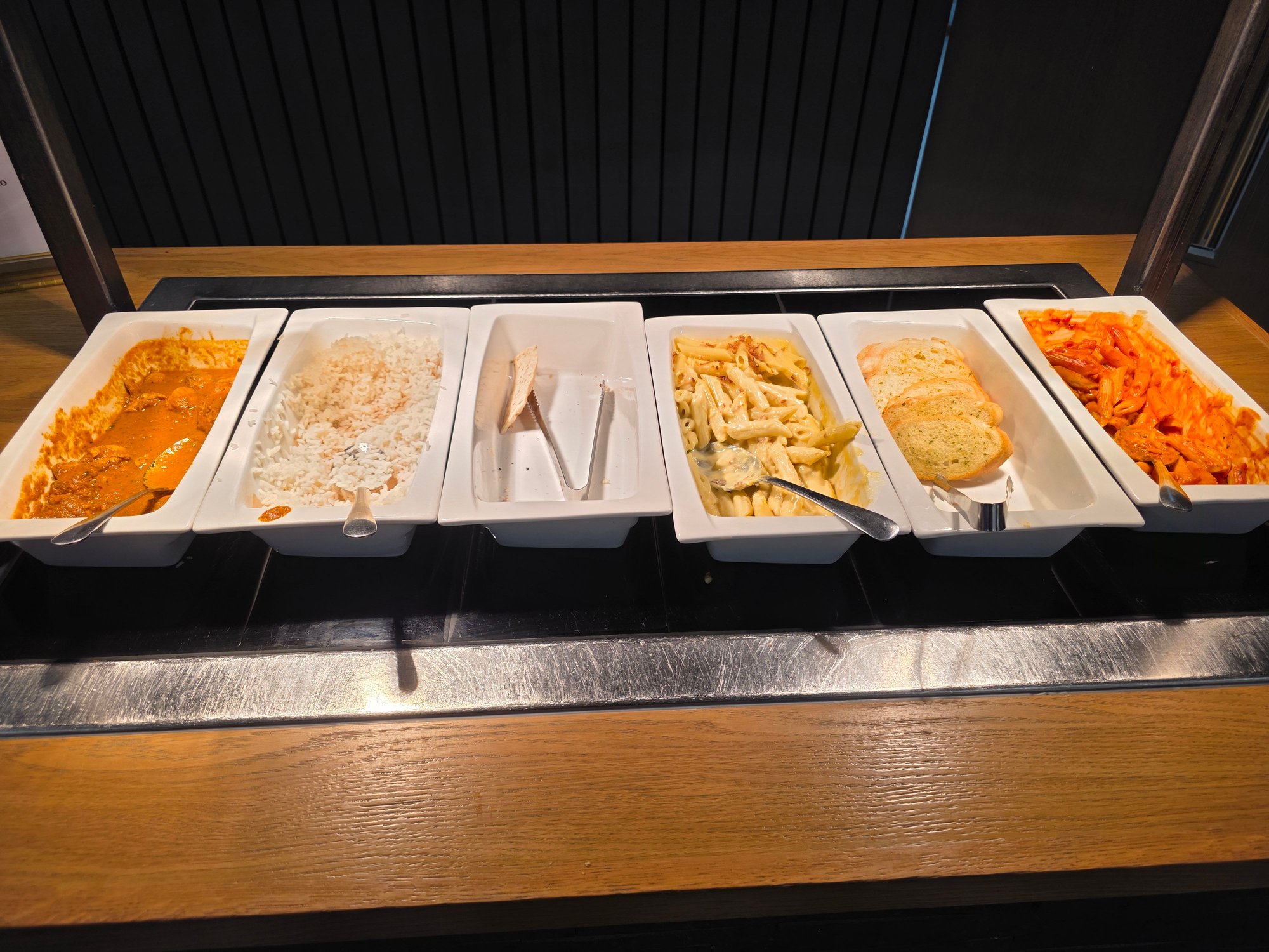 The naan was replenished as soon as I took the last piece.