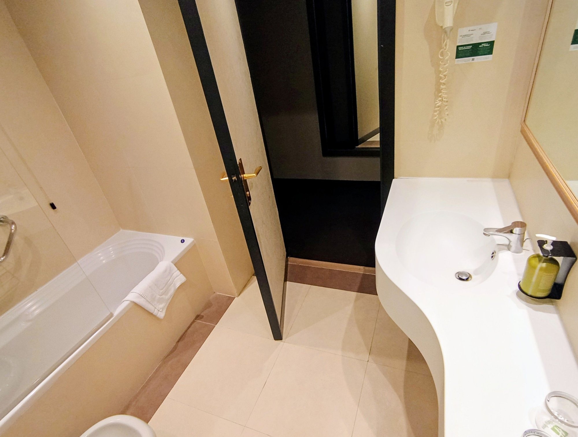 A look at the Holiday Inn bathroom facilities 
