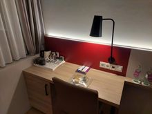 Small desk in the top Floor Room / Crowne Plaza Frankfurt Niederrad