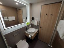 Bathroom of an Executive Room / Holiday Inn Düsseldorf Tolouser Allee