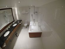 Bathroom of Junior Suite / Crowne Plaza Helsinki Hesperia