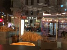 View out of the restaurant window to „Kurkonditorei Oberlaa“