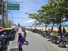 Almost missed the sign to the resort behind the bustling street venders. Note the lack of shade in the beach across from the resort. No deck chairs in this Na Jomtien beach