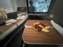 Cheese, which was served two hours before landing 👍🏼 Note the real Champagne glassware 