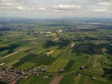 On the approach to RWY 36R (Aalsmeerbaan). Part of Zevenhoven bottom left (guess that makes it drie-en-een-halfhoven or so), Mijdrecht in the background, with the Vinkeveense Plassen en the Baambrugse Zuwe.