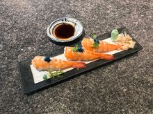 Ebi sushi with blue scampi roe 