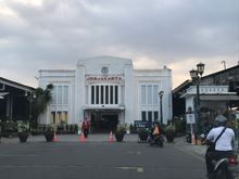 The building is a heritage relic from the colonial era
You can now only enter the railway station with a valid ticket
Porters are available to assist with luggage