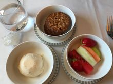 Rum&raisins icecream, weespermop cookies + fruit