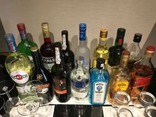 Club Lounge: adult beverages