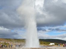 The big one is cordoned off and will randomly spew water into the air.  I reckon on average it was about a 5 minute wait between "spouts".