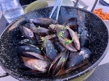 Pan-fried rock mussels, "palo cortado", black garlic and smoked chili
Mejillones de roca a la sartén, palo cortado, ajo negro y chile ahumado €14