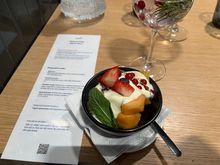 Fruits with foamed vanilla