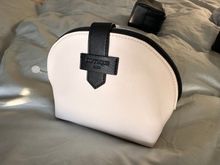 Ladies’ bag on QR105. Didn’t open it yet but I guess same as men’s.