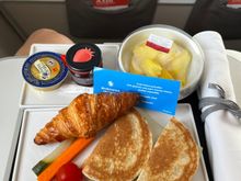 Typical early morning meal (6:20 am flight) 6/10. Saving grace was the Pineapple which was very fresh and sweet. 