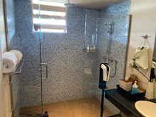 Conrad lounge shower