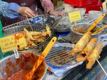 A famous Tamsui specialty - "shrimp rolls" - which are essentially ground pork, chives, and shrimp rolled into a wonton wrapper and fried