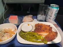 F dinner aboard UA 344, HNL-IAD. Bread was served warm. I don't know what this salad was. UA piled on the white rice, as they did with the eggs the following morning at breakfast. I was thankful for the green beans. Chicken was past dry, hence the sauce in the package.