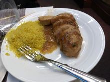 I believe the hot main does come in a tray, but I plated it myself