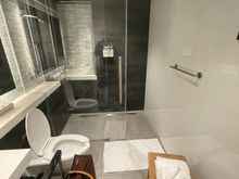 Fourth Shower: Back to the Flagship lounge at LAX, and still has the best balance of space and amenities. 