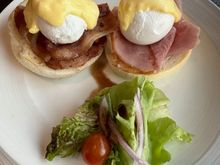 egg benedicts with ham and bacon