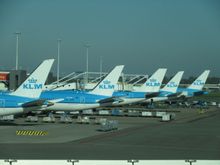 KL E-gate longhaul lineup: B787-900, B787-900, A330-300, B787-800, B777-300.