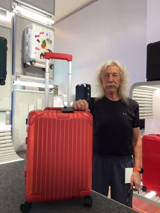 Dubai in january and no 2 wheel or add a belt but had no bearing on picking up another awesome piece of aluminum rimowa from the Dubai mall Flagship store at full retail with no kofferdirect 60% discounts..