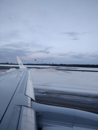 KLM landing, Norvegian taking off