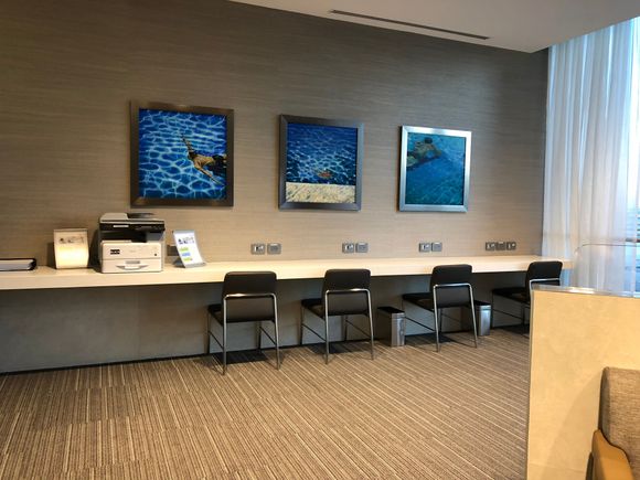 Here is the work area mentioned above. Pretty small for a lounge of this size.