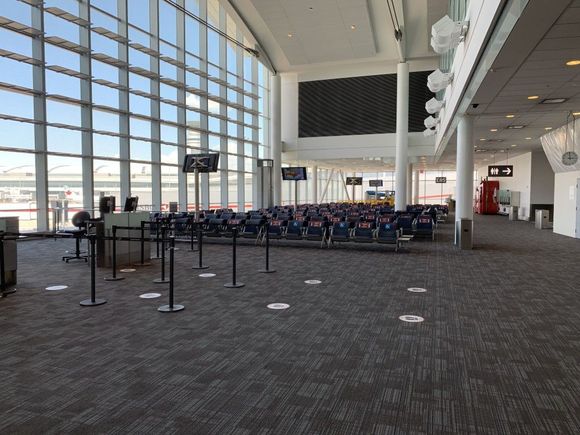A completely empty area of the international concourse.