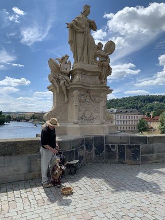 A marionettist on the bridge plays some fun songs that kids passing by very much enjoyed.
