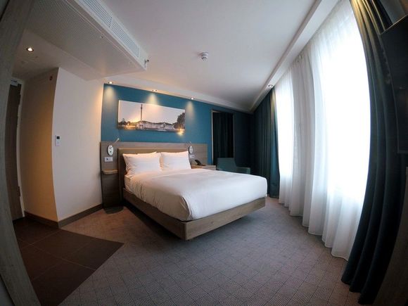 Standard Room on top floor / Hampton by Hilton Stuttgart City Centre