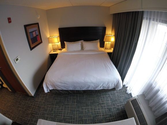 bedroom / Crowne Plaza Milwaukee South