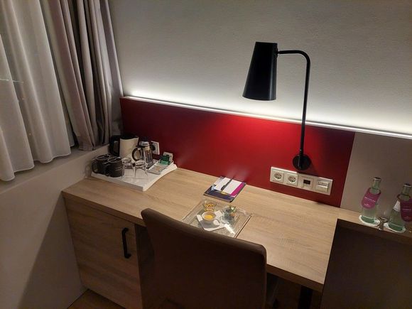 Small desk in the top Floor Room / Crowne Plaza Frankfurt Niederrad