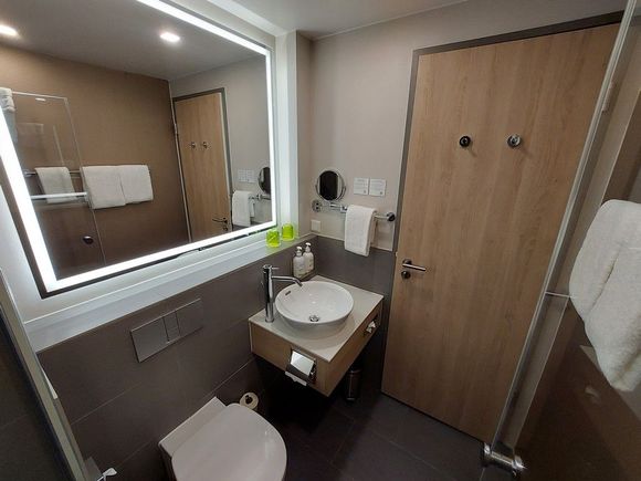 Bathroom of an Executive Room / Holiday Inn Düsseldorf Tolouser Allee