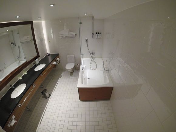 Bathroom of Junior Suite / Crowne Plaza Helsinki Hesperia
