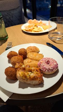 A selection of Evening snacks at the executive lounge. Did like the large shrimp crackers