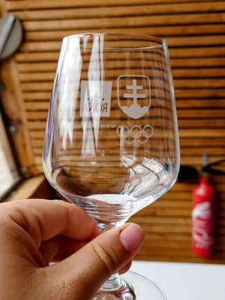Happy to see sponsorship of Rona glassware. It’s no Josephinen, but it’s a respectable brand.
