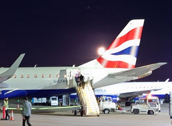 Tonight at LCY the Moon was still looking good.