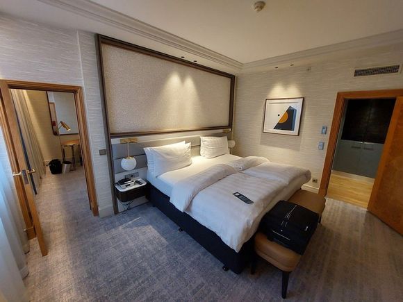 Bed room of a Junior Suite / IC Berlin