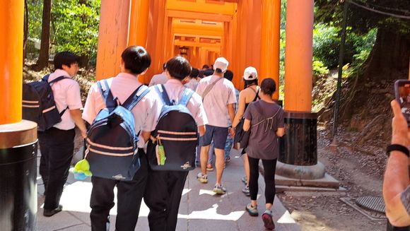 Crowds af fushimi inari shrine