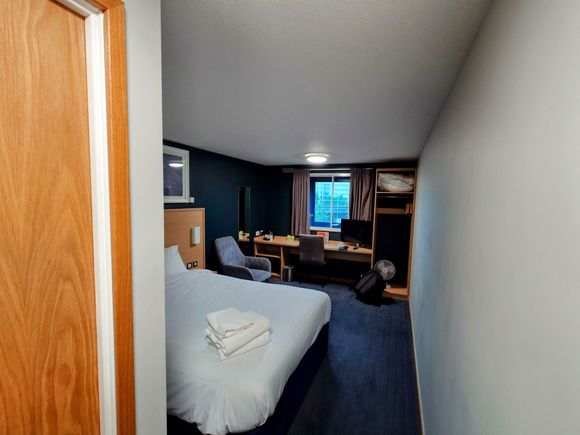 I quite like the décor, too. Not a fan of the open wardrobes, but you have those in 5* properties now, so can’t fault little old Travelodge for it either?