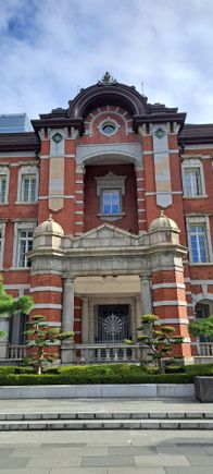 The central part of Tokyo station  ( this door used only by the imperial family)