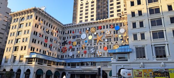 The christmas decorations outside the Peninsula hotel