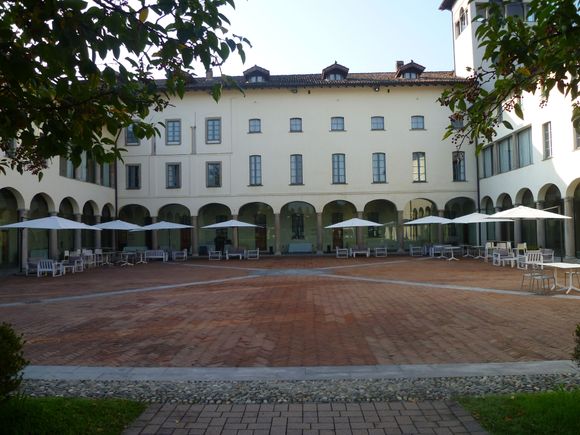 Courtyard entry to conference area.