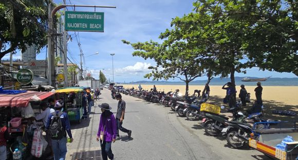 Almost missed the sign to the resort behind the bustling street venders. Note the lack of shade in the beach across from the resort. No deck chairs in this Na Jomtien beach